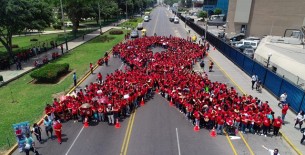 Más de mil personas formaron el lazo humano más grande del Perú para promover la prevención del VIH/SIDA